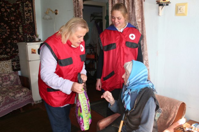 На Волині для людей похилого віку роздавали подарунки