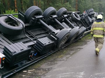 На трасі Київ-Ковель вантажівка злетіла у кювет і перекинулася. ФОТО