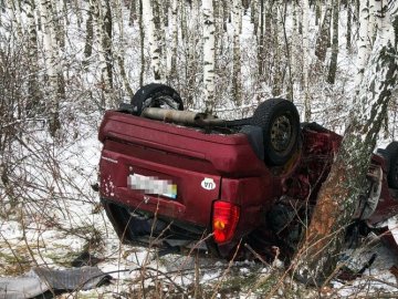 На Волині автівка з'їхала у кювет і перекинулася