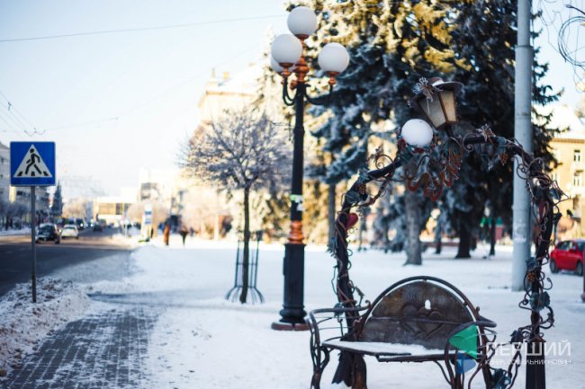 Мерехтливий сніг і кришталевий іній: Луцьк опинився у морозному полоні. ФОТО