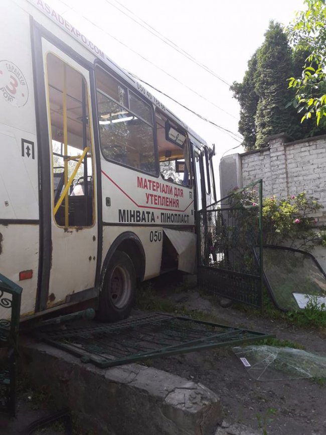 Аварія в Луцьку: маршрутка в'їхала в стовп, госпіталізували 10 осіб. ОНОВЛЕНО