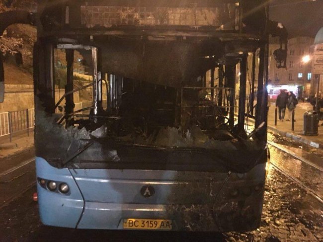 У Львові на ходу загорілася маршрутка. ФОТО. ВІДЕО