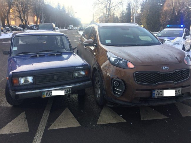 На перехресті у Луцьку стукнулися легковик та позашляховик. ФОТО