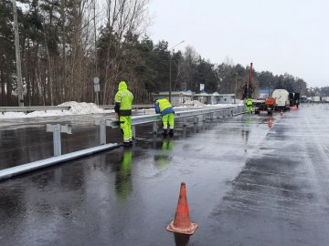 Біля «Ягодина» встановлюють бар'єрне огородження