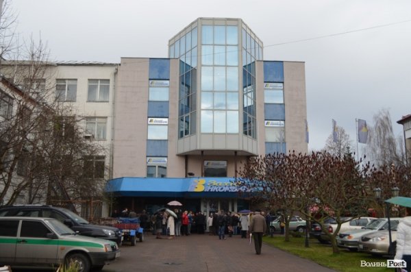 У Луцьку вкладники «Західінкомбанку» перекрили дорогу. ФОТО