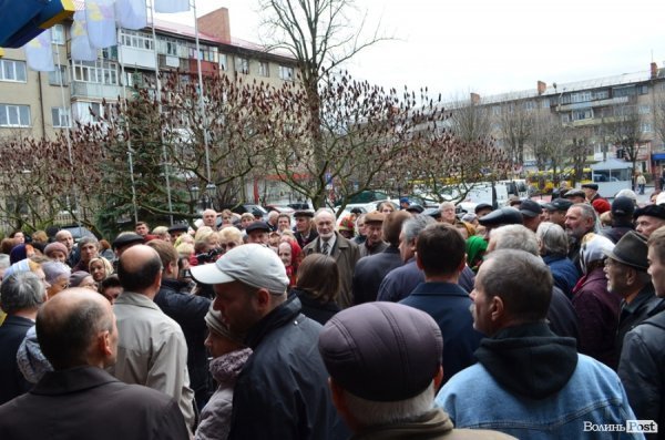 У Луцьку вкладники «Західінкомбанку» перекрили дорогу. ФОТО