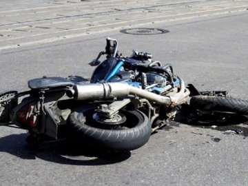 На Волині водій мотоцикла в’їхав у інший двоколісний, який стояв на узбіччі дороги: постраждав 17-річний хлопець