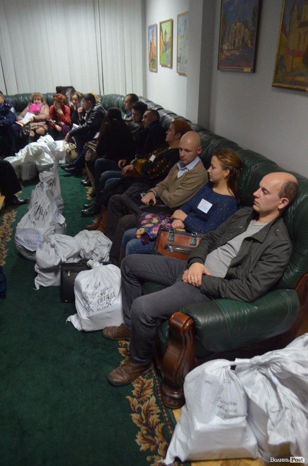 У Луцькраді сформувалась черга з членів ДВК.ФОТО