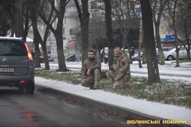 Луцьк зі слізьми зустрів загиблого Героя Андрія Гурного. ФОТО