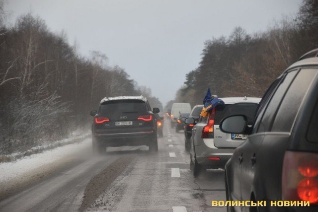 Луцьк зі слізьми зустрів загиблого Героя Андрія Гурного. ФОТО