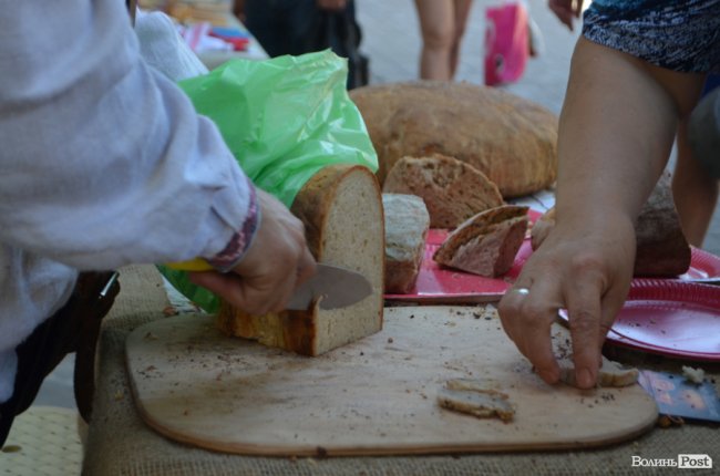 Від і до: що та за скільки продають народні умільці у центрі Луцька. ФОТО