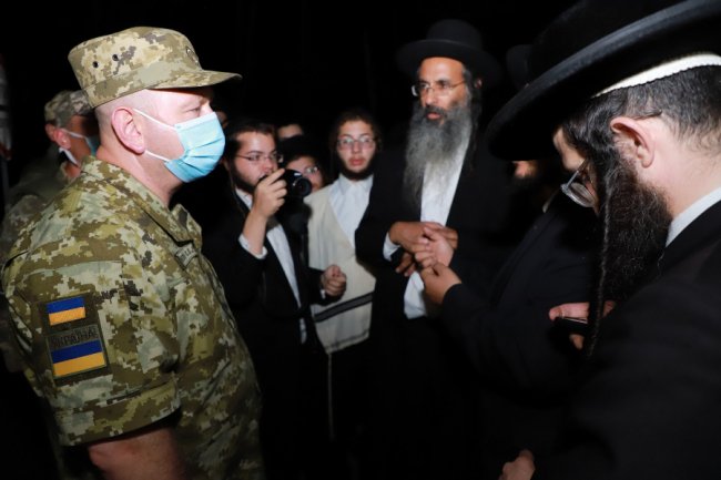 Волинські прикордонники не пропустили пів сотні хасидів, які намагалися прорватися в Україну. ВІДЕО. ФОТО