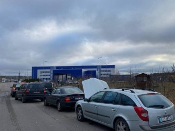 «Нульове» розмитнення: на кордонах кілометрові черги з автівок на єврономерах