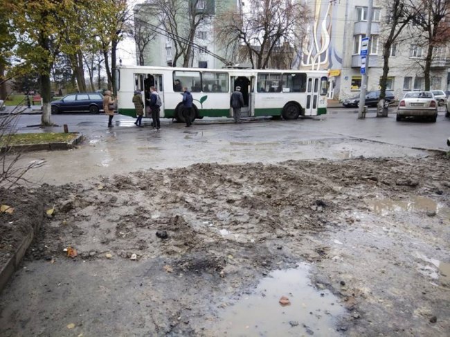 Луцькі комунальники «забули» прибрати за собою після ремонту тепломережі. ФОТО