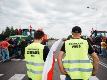 Польські фермери повністю заблокували 4 пункти пропуску з Україною