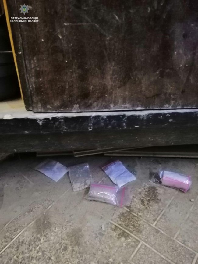Намагався з'їсти наркотики і опирався: у Луцьку впіймали чоловіка з «арсеналом» заборонених речовин. ВІДЕО