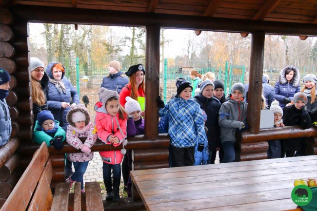 Як малеча в луцькому зоопарку ведмедика «лікувала». ФОТО