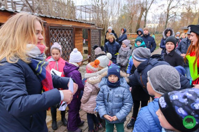 Як малеча в луцькому зоопарку ведмедика «лікувала». ФОТО