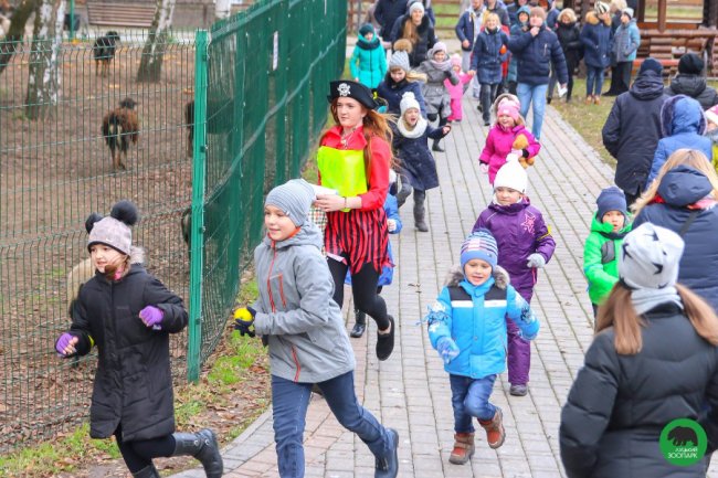 Як малеча в луцькому зоопарку ведмедика «лікувала». ФОТО