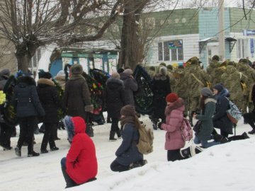 Волинь на колінах зустріла загиблого бійця Маріса Камінського