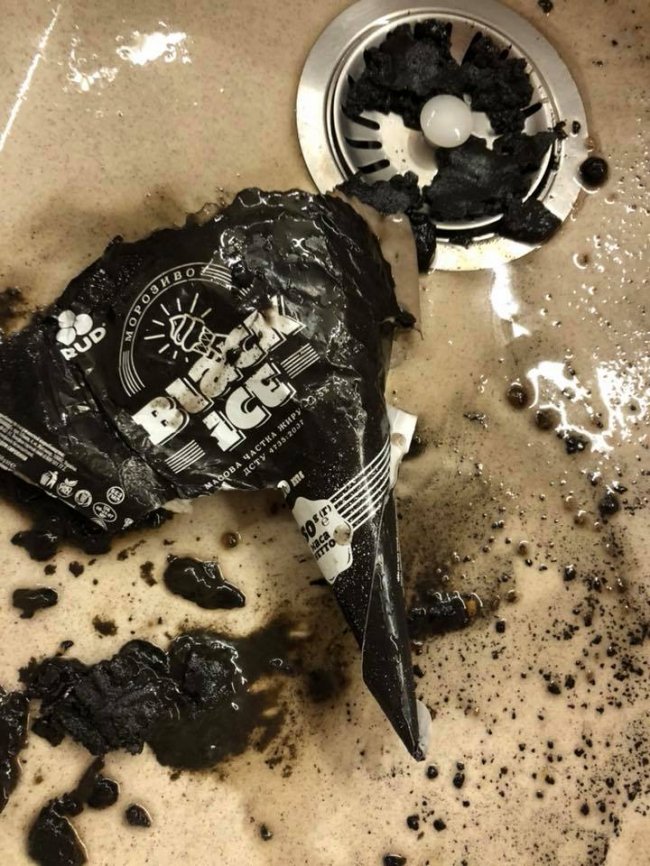 Яким стало чорне морозиво після танення: шокуючі кадри. ФОТО. ВІДЕО