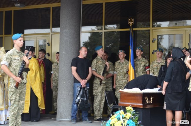 «Востаннє для тебе: слава Україні!»: Луцьк попрощався з Георгієм Ольховським. ФОТО