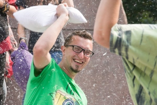 Як луцький гурт бився подушками у Львові. ФОТО