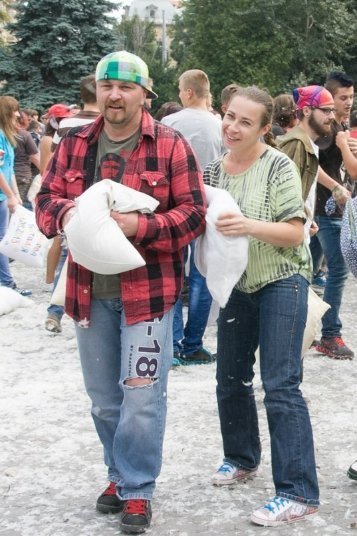 Як луцький гурт бився подушками у Львові. ФОТО