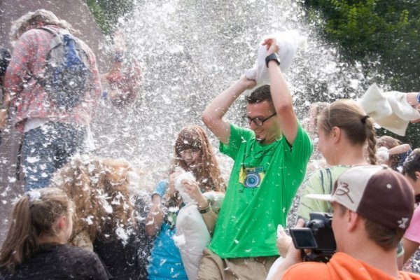 Як луцький гурт бився подушками у Львові. ФОТО
