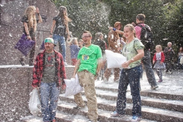 Як луцький гурт бився подушками у Львові. ФОТО