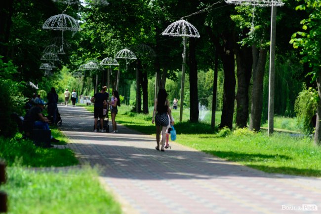 Літній день у центральному парку Луцька. ФОТОРЕПОРТАЖ