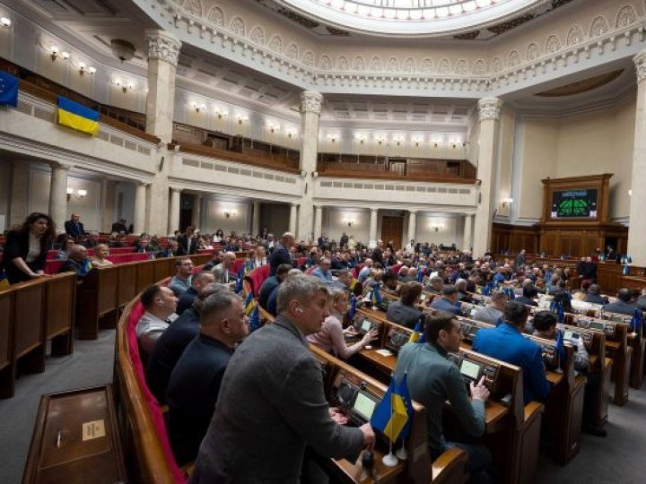 Рада підвищила зарплати поліцейським та рятувальникам