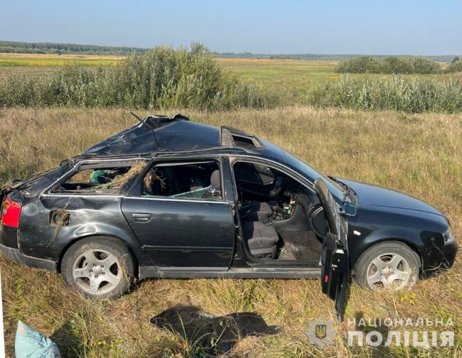 На Волині вантажівка в’їхала в авто, яке стояло на узбіччі дороги: четверо людей госпіталізували
