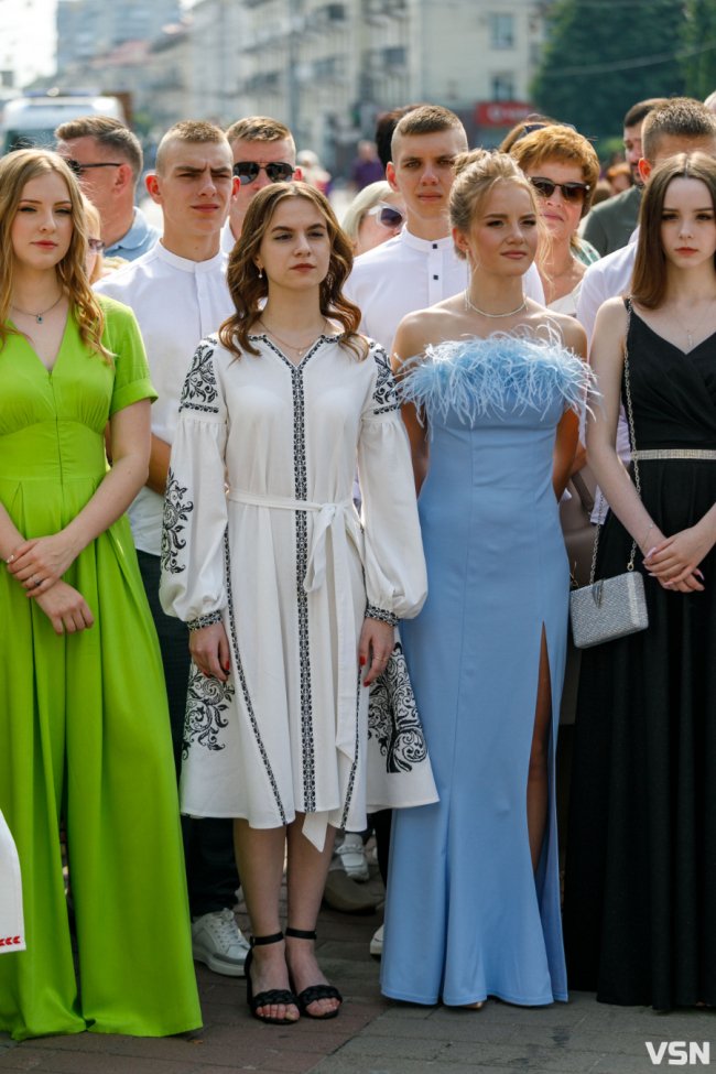 «Вчились у підвалах та без світла, але ми впоралися»: у Луцьку нагородили медалістів. ФОТО