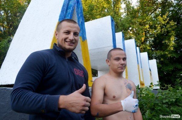 В'їзні знаки в Луцьк розфарбували синьо-жовтим. ФОТО