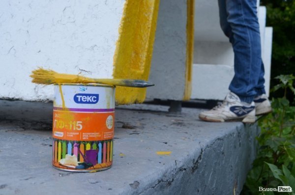 В'їзні знаки в Луцьк розфарбували синьо-жовтим. ФОТО