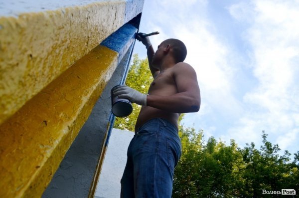 В'їзні знаки в Луцьк розфарбували синьо-жовтим. ФОТО