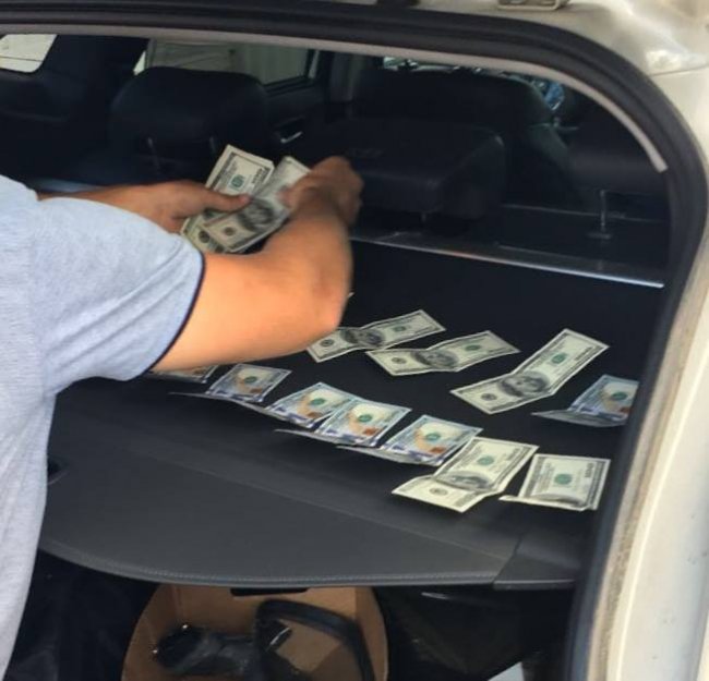 Волинський посадовець погорів на хабарі в 4 тисячі доларів. ФОТО