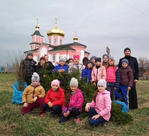 На Волині маленькі прихожани озеленили подвір'я церкви. ФОТО