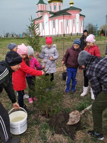 На Волині маленькі прихожани озеленили подвір'я церкви. ФОТО