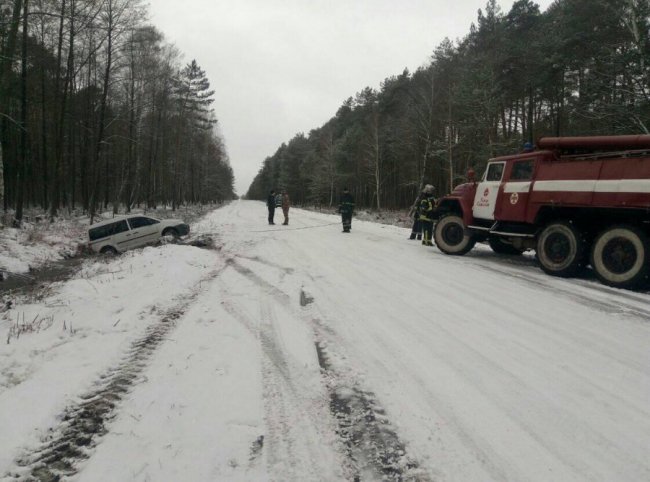 Волинські рятувальники витягли автівку, яка злетіла у кювет. ФОТО 