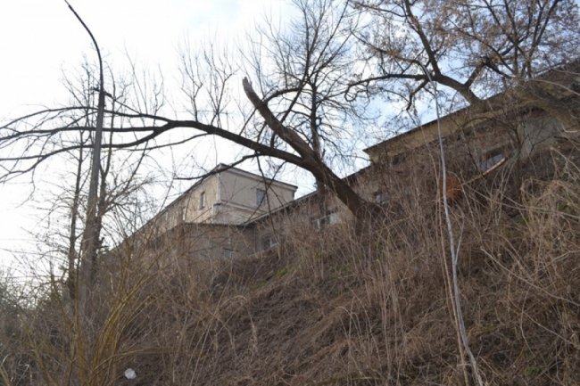 Околиці Луцького замку «тонуть» у смітті. ФОТО