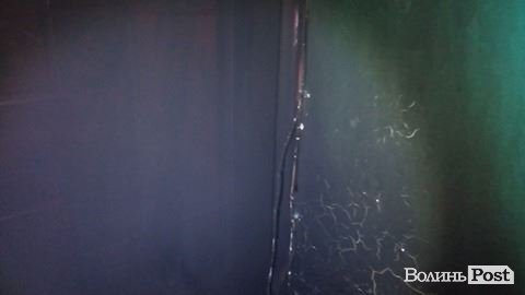 Сусідська війна? У Луцьку невідомі підпалили двері в квартиру