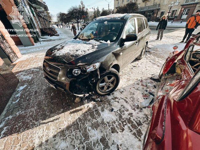 У Луцьку автомобіль наїхав на авто, яке встановлене як рекламна інсталяція