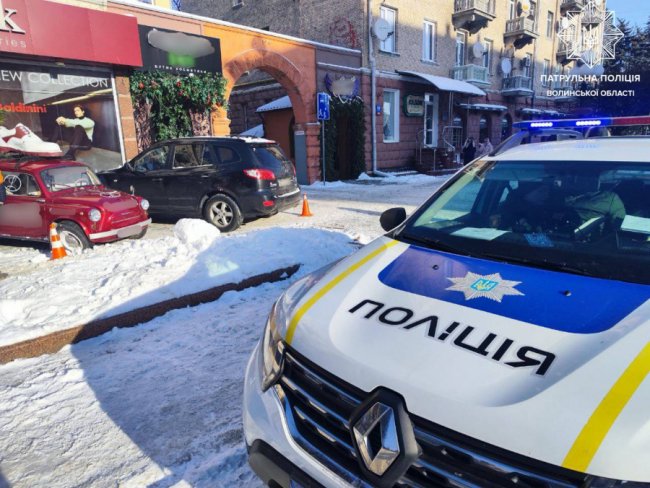 У Луцьку автомобіль наїхав на авто, яке встановлене як рекламна інсталяція