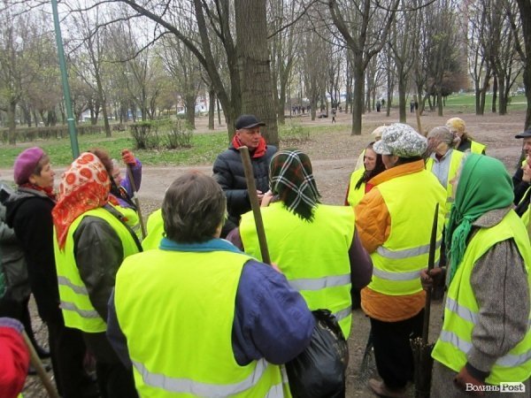 Толока в луцькому сквері закінчилася «пікетом» міського голови. ФОТО