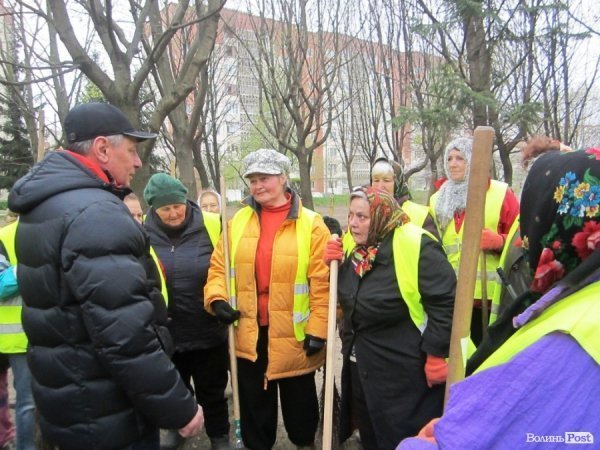Толока в луцькому сквері закінчилася «пікетом» міського голови. ФОТО