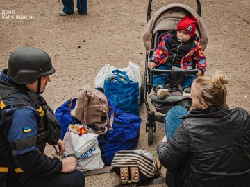 Евакуація на Харківщині: щемкі фото від ДСНС