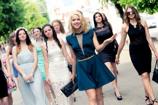 Красуні-журналістки: у Луцьку журфак відгуляв випускний. ФОТО