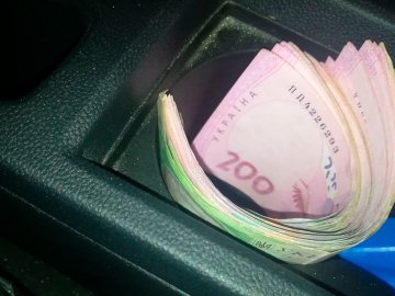 Поклав у службове авто понад 9 тисяч гривень: у Луцьку п'яний водій намагався «відкупитися» від поліцейських